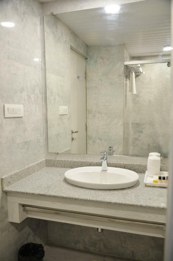 Hotel Radiance Барели Экстерьер фото